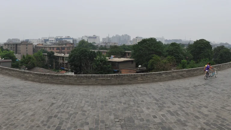 Tường thành cổ Tây An dài gần 14km bao bọc trung tâm cố đô với hào nước và vọng lâu kiên cố