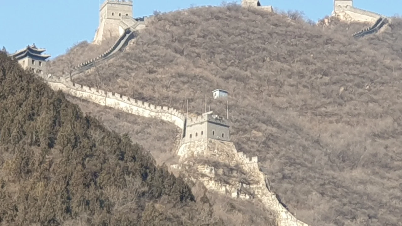 Đoạn trường thành Bát Đạt Lĩnh Badaling uy nghi phủ tuyết trắng xóa giữa mùa đông giá lạnh tại Diên Khánh Bắc Kinh