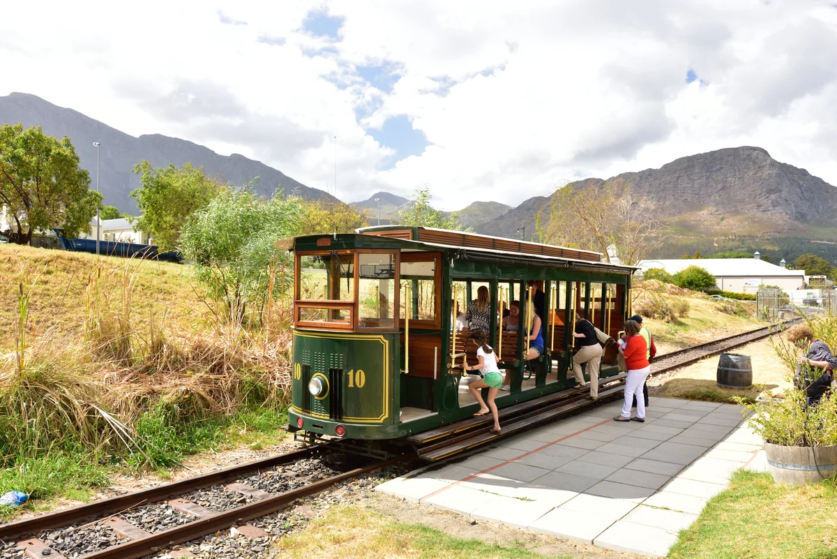 Tuyến xe điện cổ điển Franschhoek Wine Tram đưa du khách khám phá các trang trại vang Nam Phi